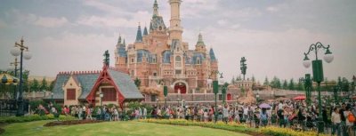 ​迪士尼的由来,是否创办了disneyland的英文