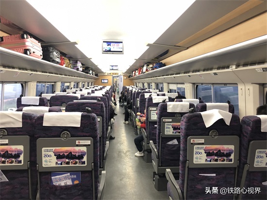 CRH2A：中国高铁动车最好、最舒适的车型之一，由日本引进