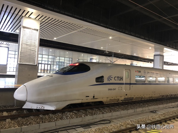 CRH2A：中国高铁动车最好、最舒适的车型之一，由日本引进