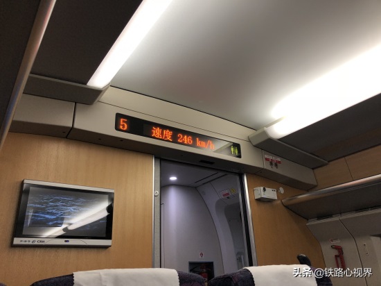 CRH2A：中国高铁动车最好、最舒适的车型之一，由日本引进