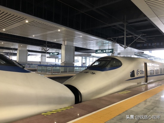 CRH2A：中国高铁动车最好、最舒适的车型之一，由日本引进