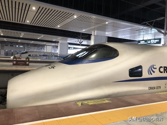 CRH2A：中国高铁动车最好、最舒适的车型之一，由日本引进