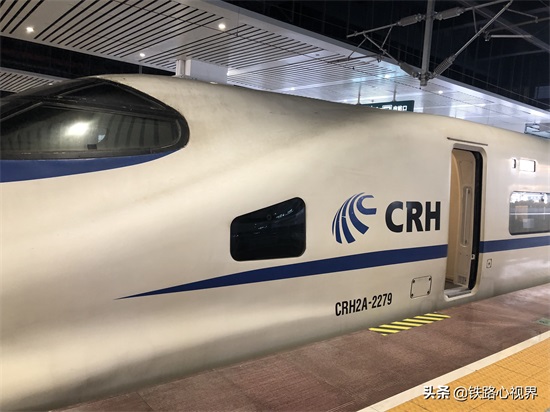 CRH2A：中国高铁动车最好、最舒适的车型之一，由日本引进