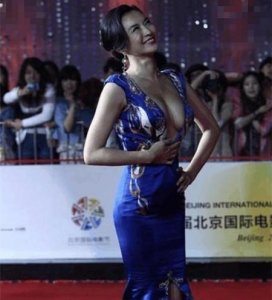 ​盘点6大女星衣扣突然崩开，“胸前失守”显尴尬！