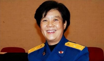 ​岳喜翠：解放军第一位女飞行员将军，17岁入伍，55岁被授少将军衔